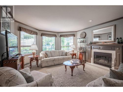 595 Yates Road Unit# 34 Lot# 76, Kelowna, BC - Indoor Photo Showing Living Room With Fireplace