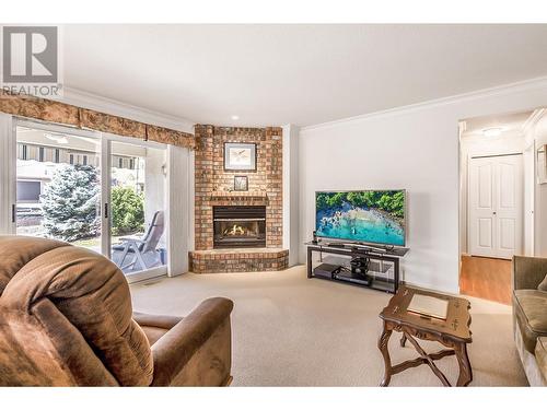 595 Yates Road Unit# 34 Lot# 76, Kelowna, BC - Indoor Photo Showing Living Room With Fireplace