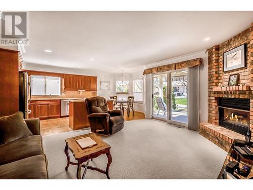 595 Yates Road Unit# 34 Lot# 76, Kelowna, BC - Indoor Photo Showing Living Room With Fireplace