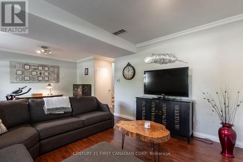 32 Blanchard Crescent, London, ON - Indoor Photo Showing Living Room