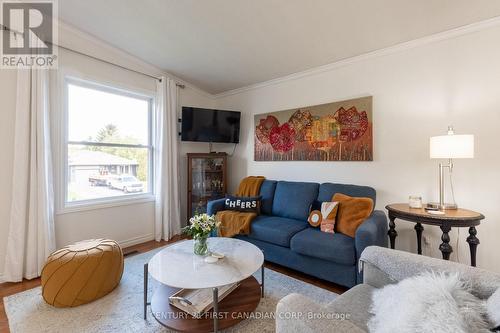 32 Blanchard Crescent, London, ON - Indoor Photo Showing Living Room