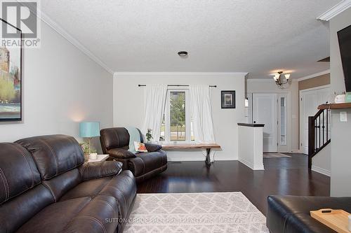 90 Oliver Crescent, Zorra, ON - Indoor Photo Showing Living Room