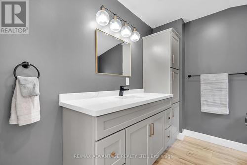 49 Briscoe Street W, London, ON - Indoor Photo Showing Bathroom