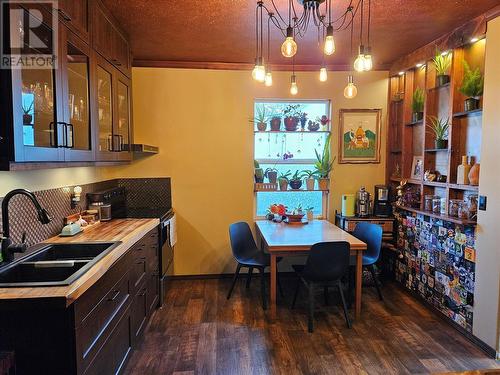 608 6Th Avenue, Keremeos, BC - Indoor Photo Showing Kitchen With Double Sink