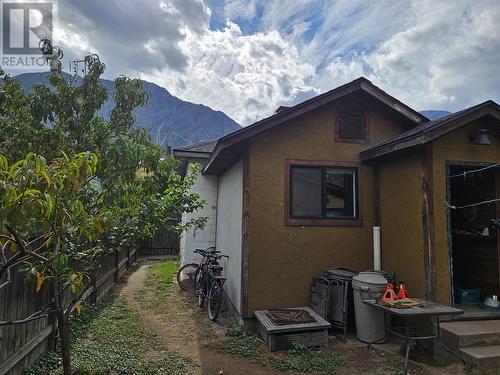 608 6Th Avenue, Keremeos, BC - Outdoor