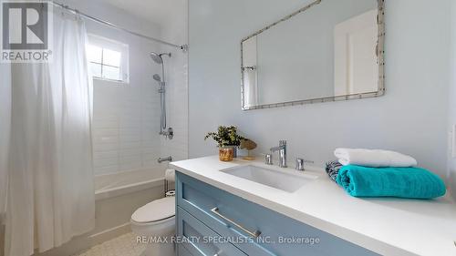 914 Fourth Street, Mississauga, ON - Indoor Photo Showing Bathroom