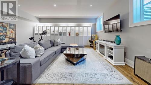 914 Fourth Street, Mississauga, ON - Indoor Photo Showing Living Room