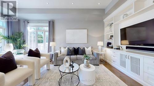 914 Fourth Street, Mississauga, ON - Indoor Photo Showing Living Room