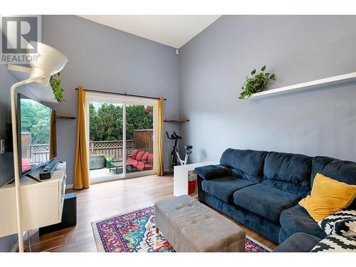 1985 Burtch Road Unit# 11, Kelowna, BC - Indoor Photo Showing Living Room