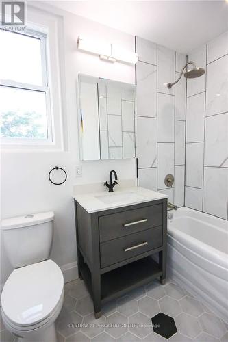 58 Burton Street, Hamilton, ON - Indoor Photo Showing Bathroom