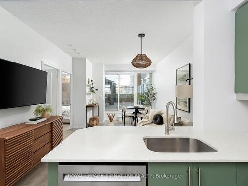 416-125 Western Battery Rd, Toronto, ON - Indoor Photo Showing Kitchen