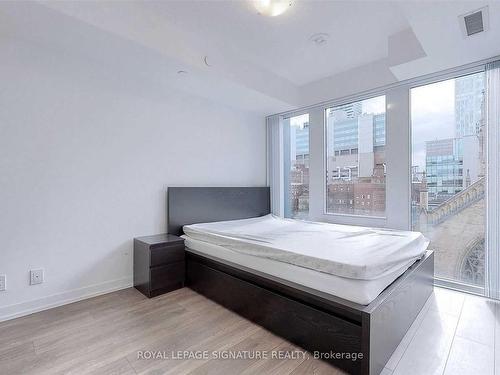 807-60 Shuter St, Toronto, ON - Indoor Photo Showing Bedroom