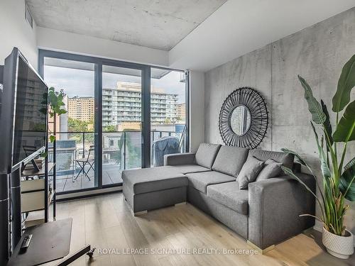 402-55 Ontario St, Toronto, ON - Indoor Photo Showing Living Room