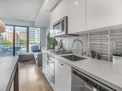 402-55 Ontario St, Toronto, ON - Indoor Photo Showing Kitchen With Upgraded Kitchen