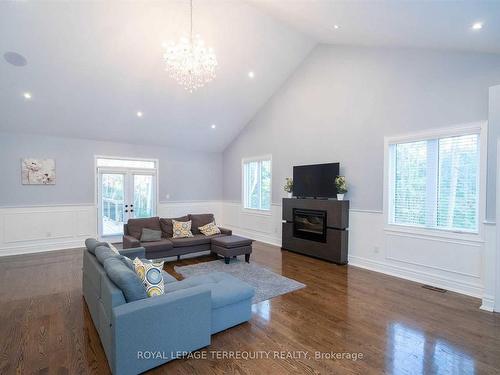 9411 Concession 2 Rd, Uxbridge, ON - Indoor Photo Showing Living Room