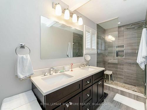 2497 Wyatt St, Oakville, ON - Indoor Photo Showing Bathroom