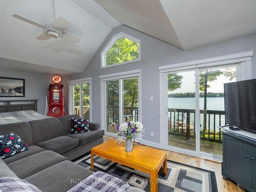 173 Macdonalds Rd, Grey Highlands, ON - Indoor Photo Showing Living Room