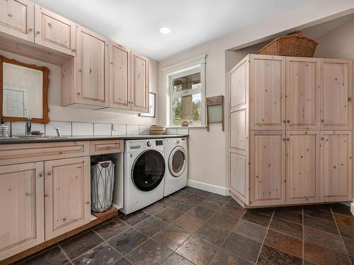 1405 Miller Rd, Merritt, BC - Indoor Photo Showing Laundry Room