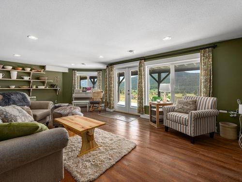 1405 Miller Rd, Merritt, BC - Indoor Photo Showing Living Room