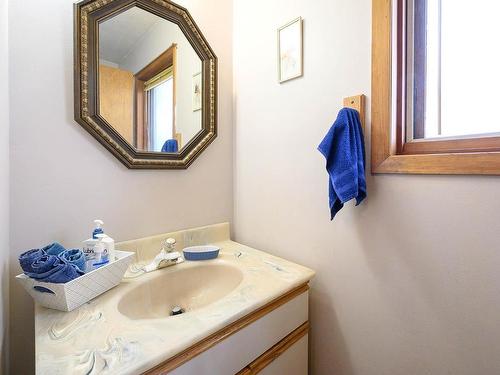 7480 West Subdivision Road, Clinton, BC - Indoor Photo Showing Bathroom