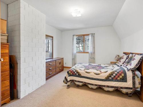 7480 West Subdivision Road, Clinton, BC - Indoor Photo Showing Bedroom