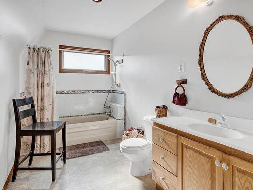 7480 West Subdivision Road, Clinton, BC - Indoor Photo Showing Bathroom