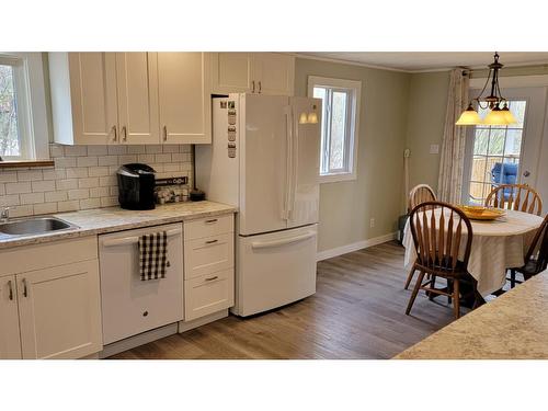 265 Guru Nanak Place, Clearwater, BC - Indoor Photo Showing Kitchen