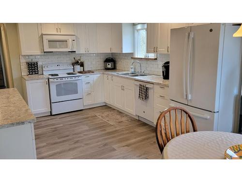 265 Guru Nanak Place, Clearwater, BC - Indoor Photo Showing Kitchen With Double Sink