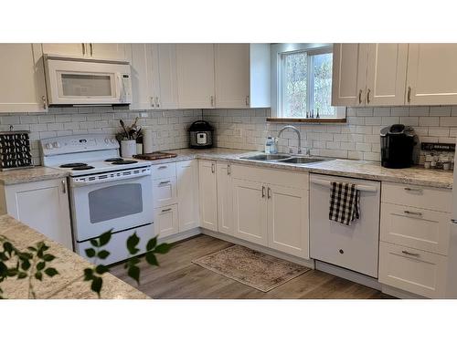 265 Guru Nanak Place, Clearwater, BC - Indoor Photo Showing Kitchen With Double Sink