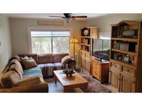 265 Guru Nanak Place, Clearwater, BC - Indoor Photo Showing Living Room