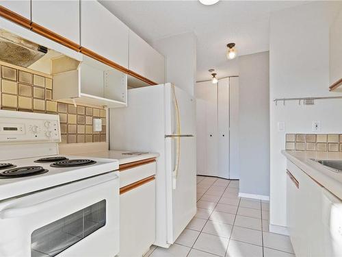 409-1630 Quadra St, Victoria, BC - Indoor Photo Showing Kitchen