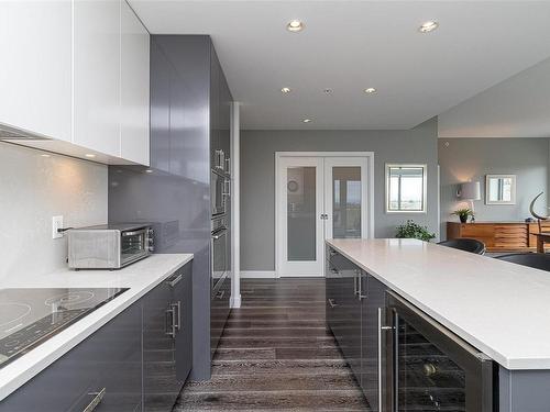 1004-838 Broughton St, Victoria, BC - Indoor Photo Showing Kitchen