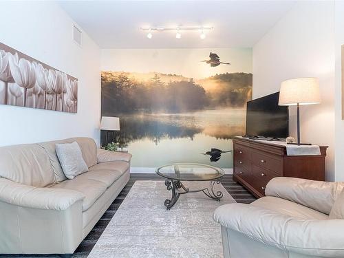 1004-838 Broughton St, Victoria, BC - Indoor Photo Showing Living Room