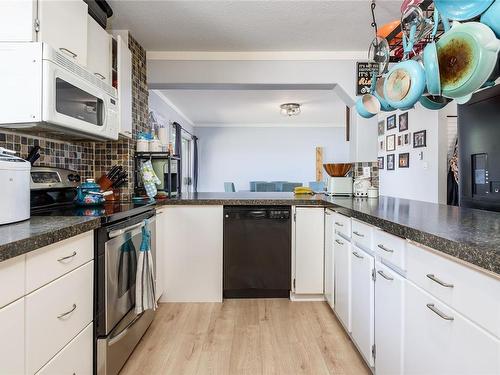 A-2350 Willemar Ave, Courtenay, BC - Indoor Photo Showing Kitchen