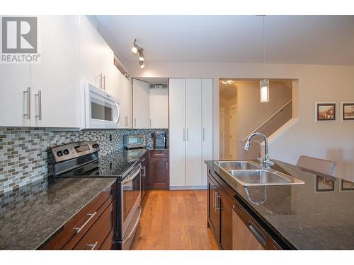 4505 Bellevue Drive, Vernon, BC - Indoor Photo Showing Kitchen With Double Sink With Upgraded Kitchen