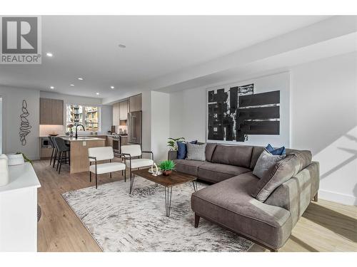 1455 Cara Glen Court Unit# 113, Kelowna, BC - Indoor Photo Showing Living Room