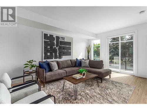 1455 Cara Glen Court Unit# 113, Kelowna, BC - Indoor Photo Showing Living Room