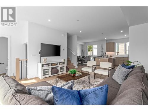 1455 Cara Glen Court Unit# 113, Kelowna, BC - Indoor Photo Showing Living Room