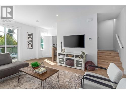 1455 Cara Glen Court Unit# 113, Kelowna, BC - Indoor Photo Showing Living Room