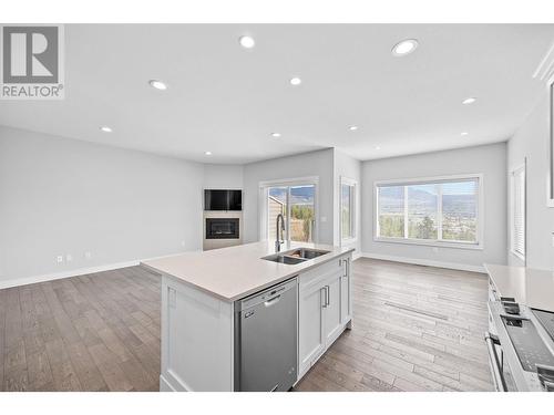 3075 Vint Road Unit# 101, Kelowna, BC - Indoor Photo Showing Kitchen With Double Sink