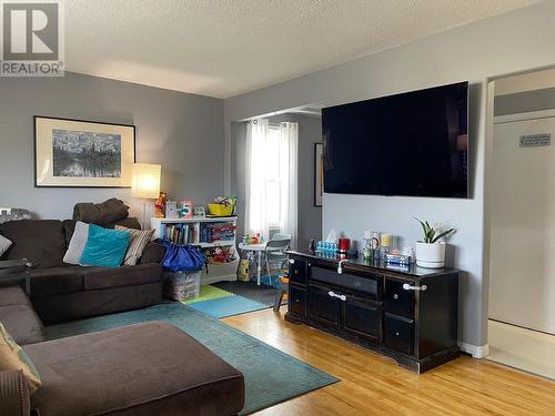 4711 Spruce Avenue, Fort Nelson, BC - Indoor Photo Showing Living Room