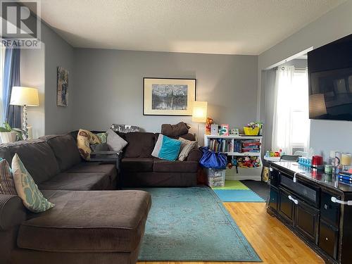 4711 Spruce Avenue, Fort Nelson, BC - Indoor Photo Showing Living Room