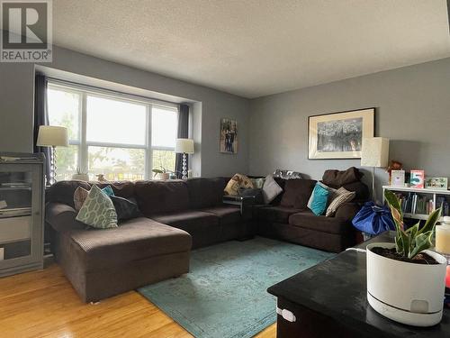 4711 Spruce Avenue, Fort Nelson, BC - Indoor Photo Showing Living Room