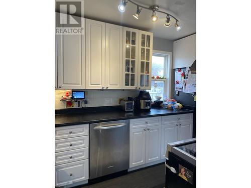 4711 Spruce Avenue, Fort Nelson, BC - Indoor Photo Showing Kitchen