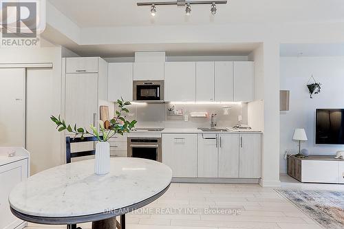 1717 - 330 Richmond Street W, Toronto, ON - Indoor Photo Showing Kitchen