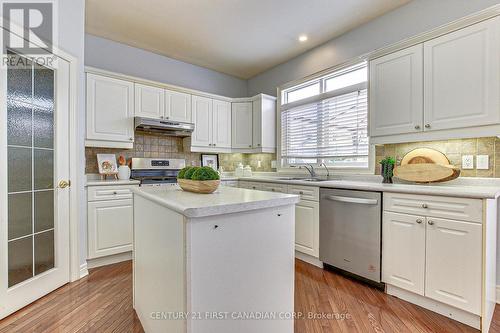 322 Chambers Place, London, ON - Indoor Photo Showing Kitchen