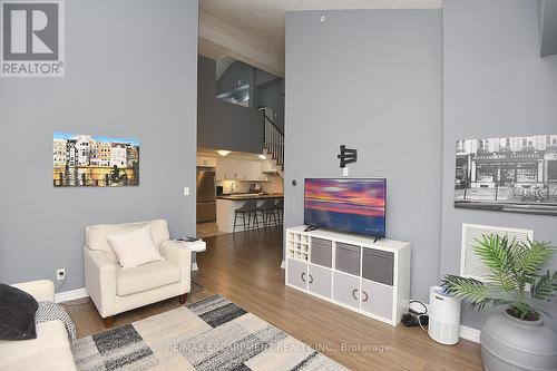 320 - 170 Rockhaven Lane, Hamilton, ON - Indoor Photo Showing Living Room