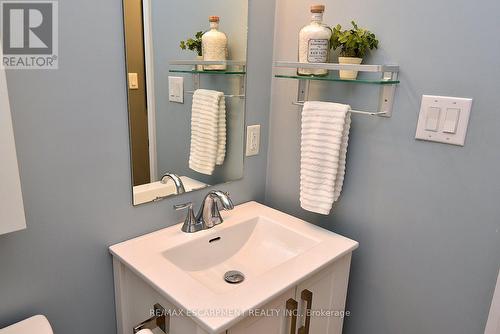 320 - 170 Rockhaven Lane, Hamilton, ON - Indoor Photo Showing Bathroom