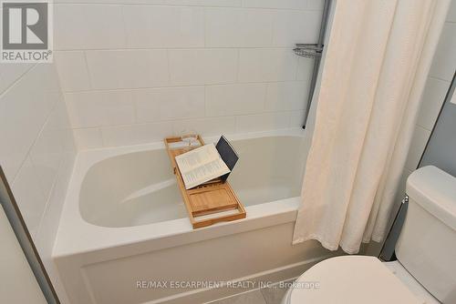 320 - 170 Rockhaven Lane, Hamilton, ON - Indoor Photo Showing Bathroom