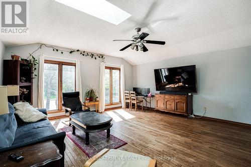 82 Osler Drive, Hamilton, ON - Indoor Photo Showing Living Room